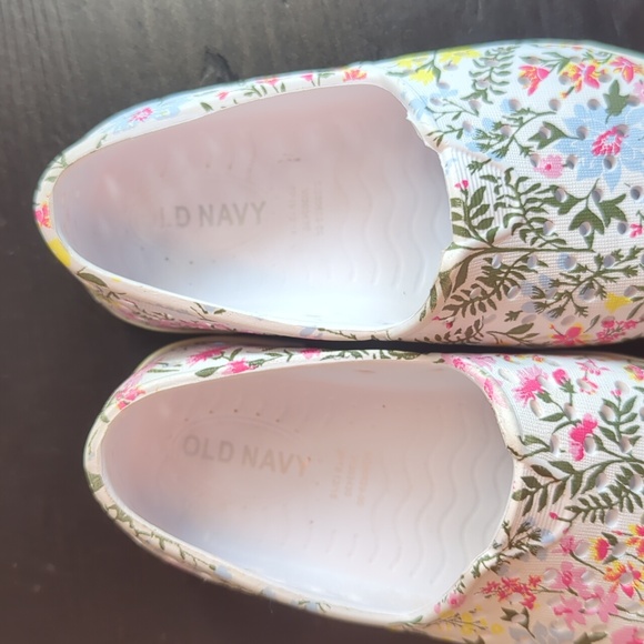 Floral Old navy baby shoes - Picture 3 of 3